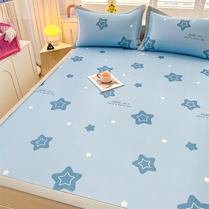 91家纺网 家纺一手货源 找家纺 雯豆2025春夏新款碳光冰丝席三件套A类凉感印花三明治凉席 碳光冰丝席-绑带款-浩瀚星辰