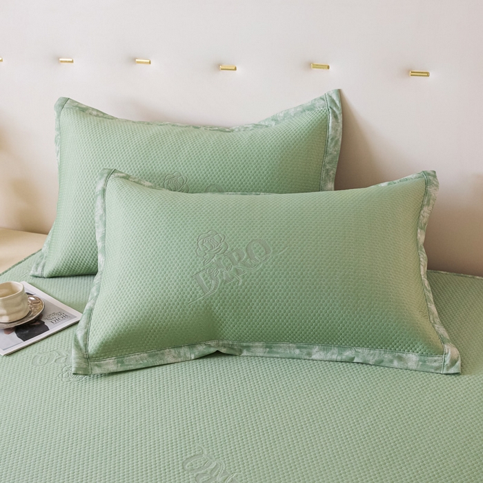 91家纺网 家纺一手货源 找家纺 鑫琪莱 2025新款5D立体雕花凉感豆豆冰丝席凉席席子系列 床笠款-玫瑰-果绿