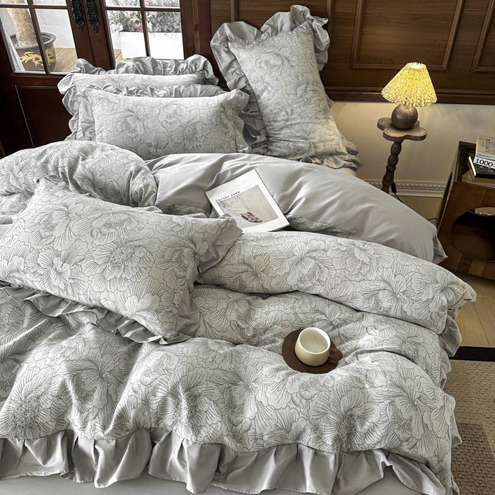 91家纺网 家纺一手货源 找家纺 锦格家纺 2025年春夏新款A类全棉纯棉色织三层纱提花四件套 漫香花羽-灰