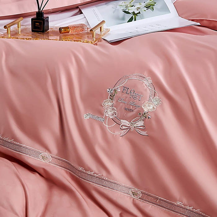 91家纺网 家纺一手货源 找家纺 2025新款120S60支双股贡缎长绒棉刺绣花四件套纯棉全棉100%棉轻奢时尚 卡芙-新豆沙