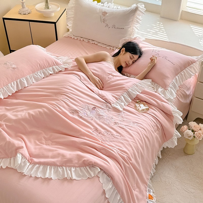 91家纺网 家纺一手货源 找家纺 绒世界 绒世界 2025针织提花绣花小清新夏被四件套 童话-珊瑚粉