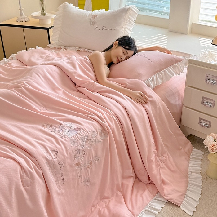 91家纺网 家纺一手货源 找家纺 绒世界 绒世界 2025针织提花绣花小清新夏被四件套 童话-珊瑚粉