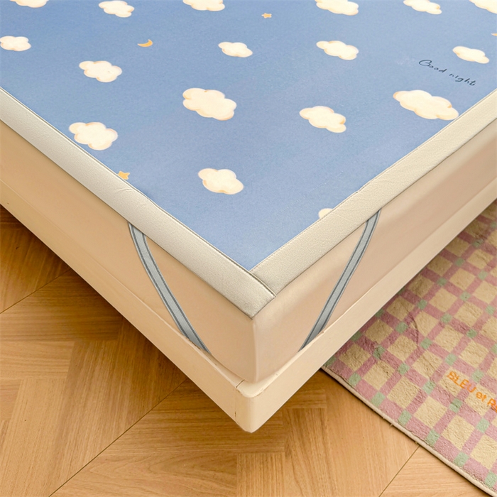 91家纺网 家纺一手货源 找家纺 雯豆2025春夏新款碳光冰丝席三件套A类凉感印花三明治凉席 碳光冰丝席-绑带款-天空云