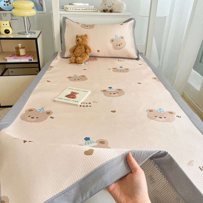 91家纺网 家纺一手货源 找家纺 川悦生活2025新款小清新冰藤席学生款 快乐熊派