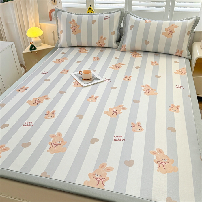 91家纺网 家纺一手货源 找家纺 雯豆2025春夏新款碳光冰丝席三件套A类凉感印花三明治凉席 碳光冰丝席-绑带款-条纹兔-1