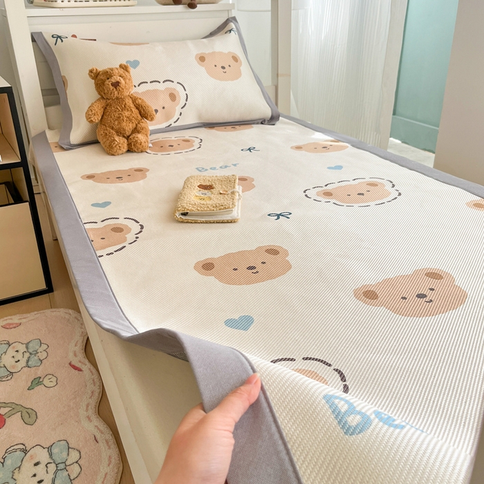 91家纺网 家纺一手货源 找家纺 川悦生活2025新款小清新冰藤席学生款 咕噜小熊