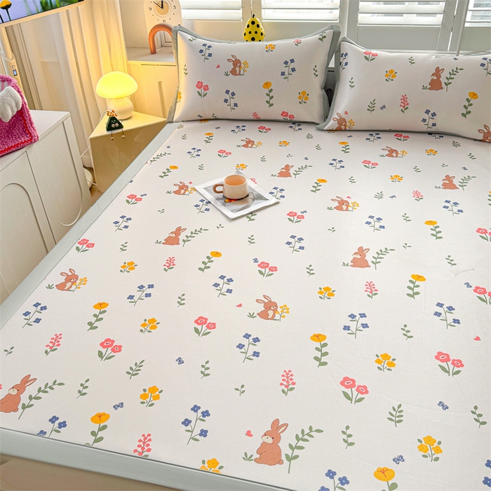 91家纺网 家纺一手货源 找家纺 雯豆2025春夏新款碳光冰丝席三件套A类凉感印花三明治凉席 碳光冰丝席-绑带款-花丛小兔