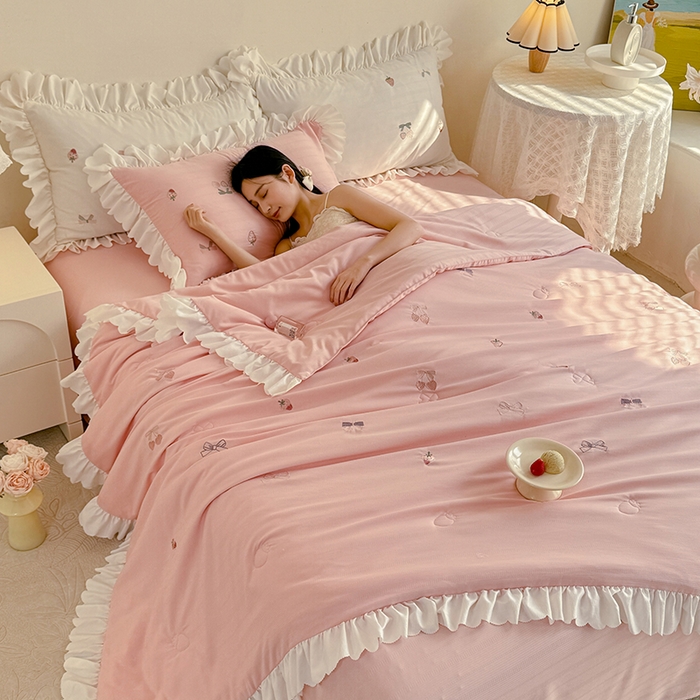 91家纺网 家纺一手货源 找家纺 绒世界 绒世界 2025针织提花绣花小清新夏被四件套 草莓-珊瑚粉