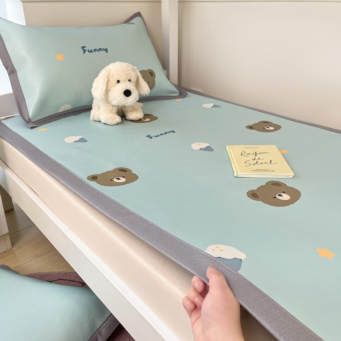 91家纺网 家纺一手货源 找家纺 川悦生活2025新款600D立体宽边印花冰丝席学生床 奶味熊仔