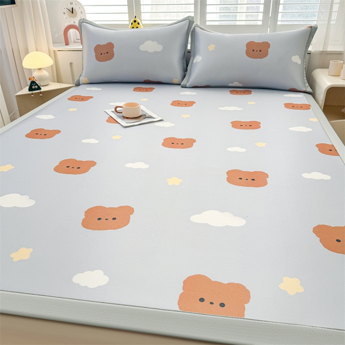 91家纺网 家纺一手货源 找家纺 雯豆2025春夏新款碳光冰丝席三件套A类凉感印花三明治凉席 碳光冰丝席-绑带款-布丁小昔-1