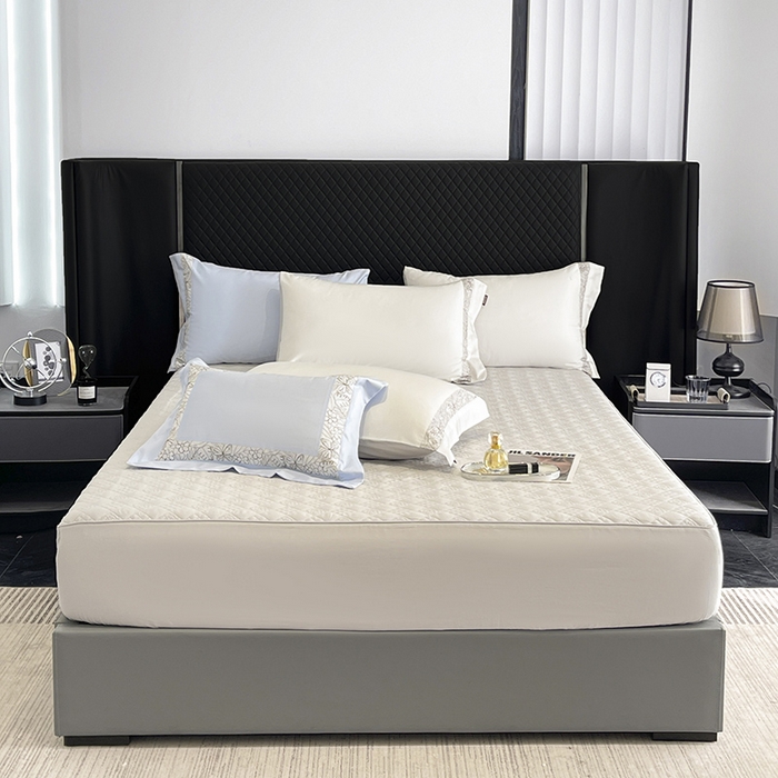 91家纺网 家纺一手货源 找家纺 2025新款A类长绒棉夹棉床盖床笠四件套全棉纯棉纯色绗绣四季款保护罩高级感纯色床上用品 诺兰-白灰