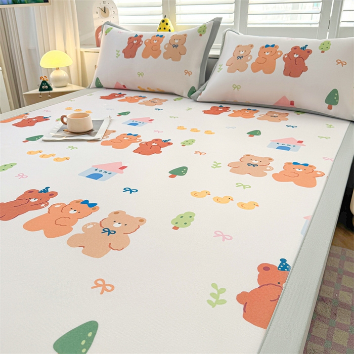 91家纺网 家纺一手货源 找家纺 雯豆2025春夏新款碳光冰丝席三件套A类凉感印花三明治凉席 碳光冰丝席-绑带款-小熊伙伴