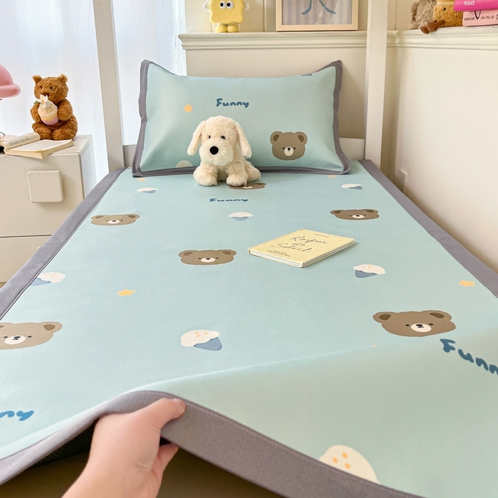 91家纺网 家纺一手货源 找家纺 川悦生活2025新款600D立体宽边印花冰丝席学生床 奶味熊仔