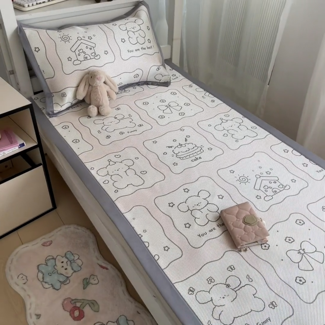 91家纺网 家纺一手货源 找家纺 川悦生活2025新款小清新冰藤席学生款 狗仔甜蜜