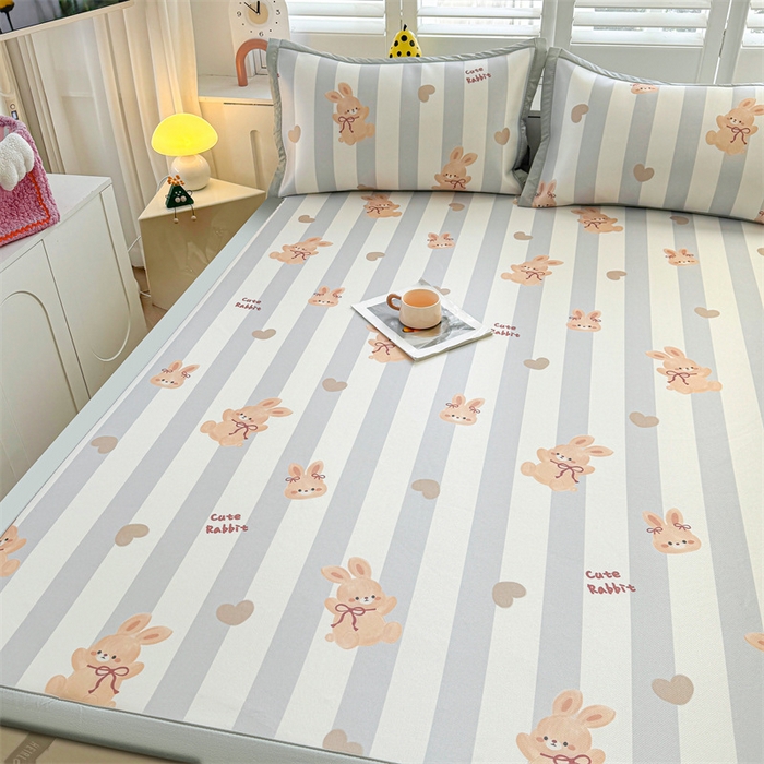 91家纺网 家纺一手货源 找家纺 雯豆2025春夏新款碳光冰丝席三件套A类凉感印花三明治凉席 碳光冰丝席-绑带款-条纹兔-1