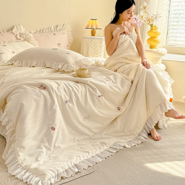 91家纺网 家纺一手货源 找家纺 绒世界 绒世界 2025针织提花绣花小清新夏被四件套 草莓-奶白