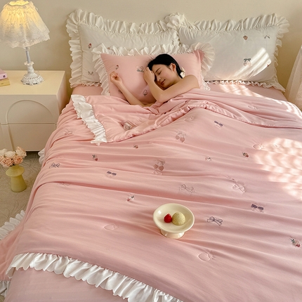 91家纺网 家纺一手货源 找家纺 丝印良品 2025针织提花绣花小清新夏被四件套 草莓-珊瑚粉