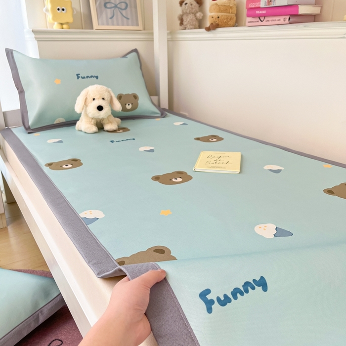 91家纺网 家纺一手货源 找家纺 川悦生活2025新款600D立体宽边印花冰丝席学生床 奶味熊仔