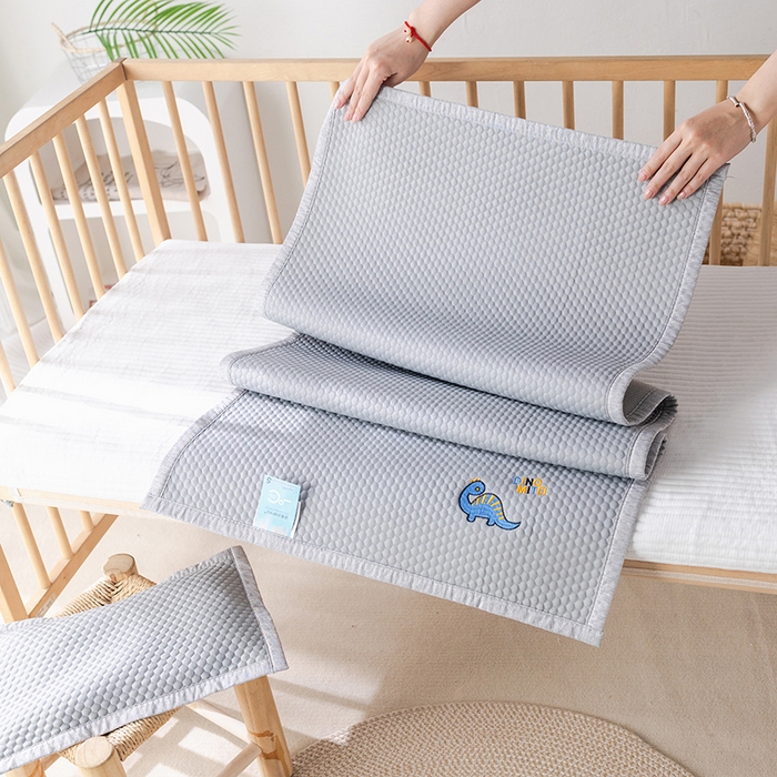 91家纺网 家纺一手货源 找家纺 丹兰 2025新款可定做婴童凉席凉豆豆冰丝席竹席儿童藤席幼儿园午睡席子 凉豆恐龙-灰