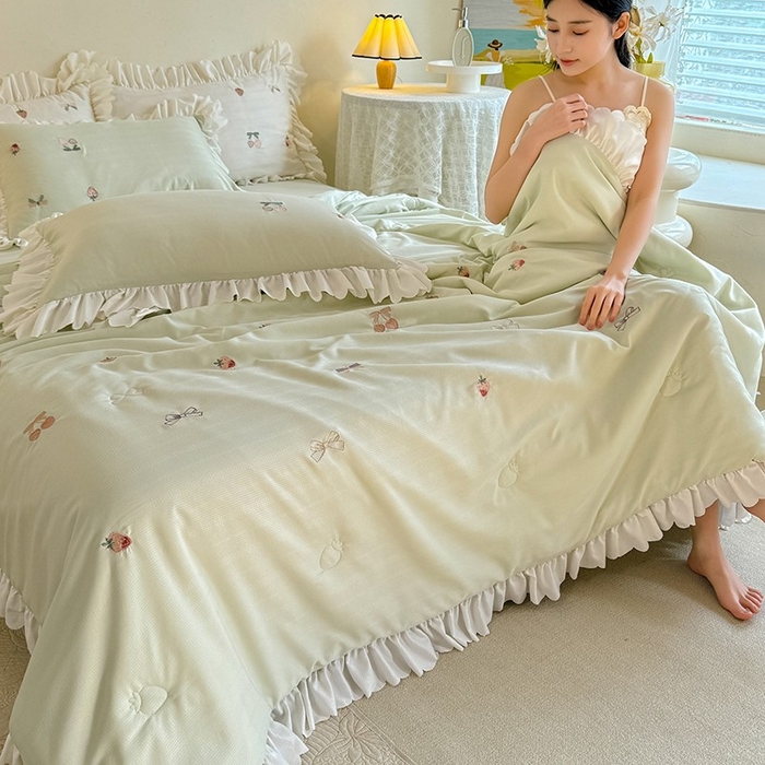 91家纺网 家纺一手货源 找家纺 绒世界 绒世界 2025针织提花绣花小清新夏被四件套 草莓-薄荷绿