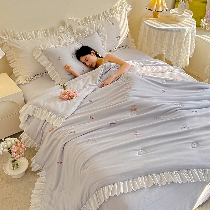 91家纺网 家纺一手货源 找家纺 绒世界 绒世界 2025针织提花绣花小清新夏被四件套 草莓-星灰