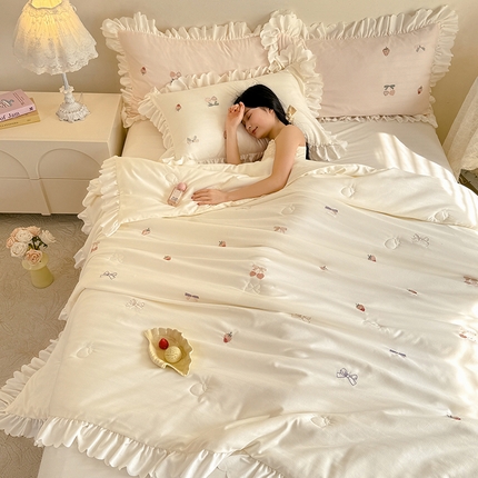 91家纺网 家纺一手货源 找家纺 丝印良品 2025针织提花绣花小清新夏被四件套 草莓-奶白