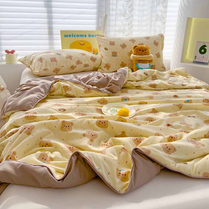 91家纺网 家纺一手货源 找家纺 弗苓家纺 2025新款A类皱皱纱印花夏被 小熊卷卷