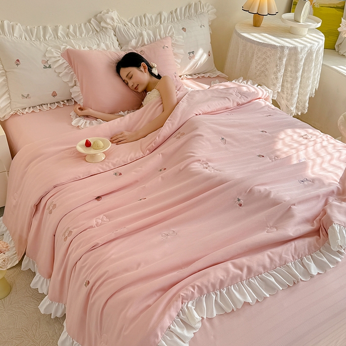 91家纺网 家纺一手货源 找家纺 绒世界 绒世界 2025针织提花绣花小清新夏被四件套 草莓-珊瑚粉