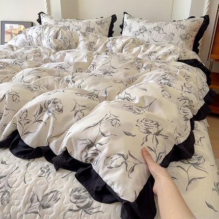 91家纺网 家纺一手货源 找家纺 满座家居 2025新款直播热款赫本风花边软糯水洗棉法式印花床盖床裙三件套四件套 水墨玫瑰