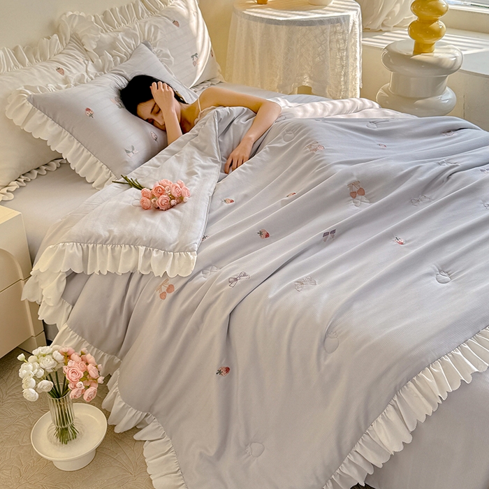 91家纺网 家纺一手货源 找家纺 绒世界 绒世界 2025针织提花绣花小清新夏被四件套 草莓-星灰