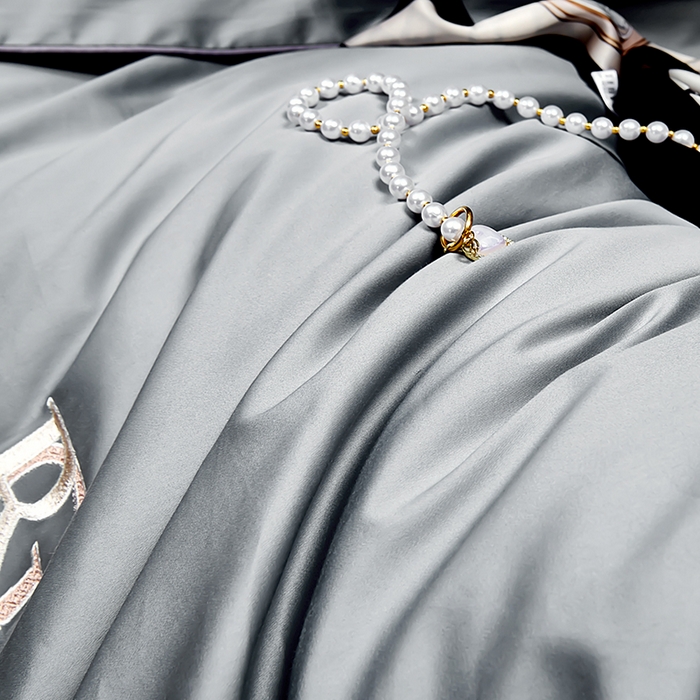 91家纺网 家纺一手货源 找家纺 2025新款120S60支双股贡缎长绒棉刺绣花四件套纯棉全棉100%棉轻奢时尚 圣玛丽亚-时尚灰