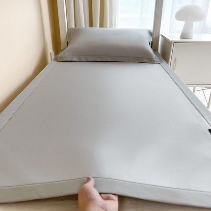 91家纺网 家纺一手货源 找家纺 席世家 2025新款云母学生凉感席 绑带款轻奢灰