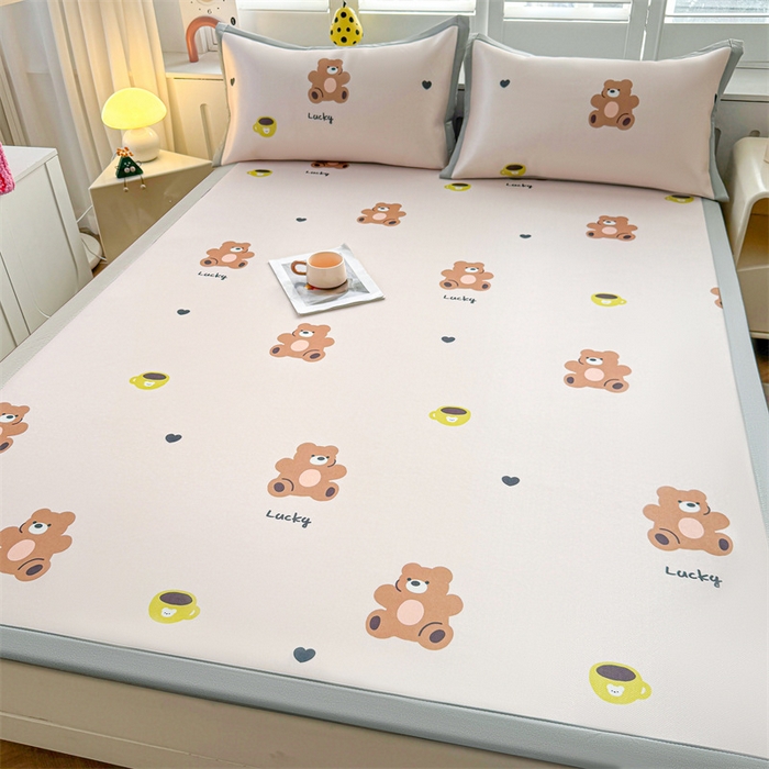 91家纺网 家纺一手货源 找家纺 雯豆2025春夏新款碳光冰丝席三件套A类凉感印花三明治凉席 碳光冰丝席-绑带款-咖啡小熊-1