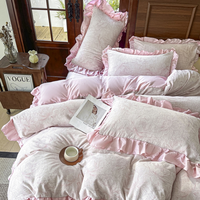 91家纺网 家纺一手货源 找家纺 锦格家纺 2025年春夏新款A类全棉纯棉色织三层纱提花四件套 漫香花羽-粉