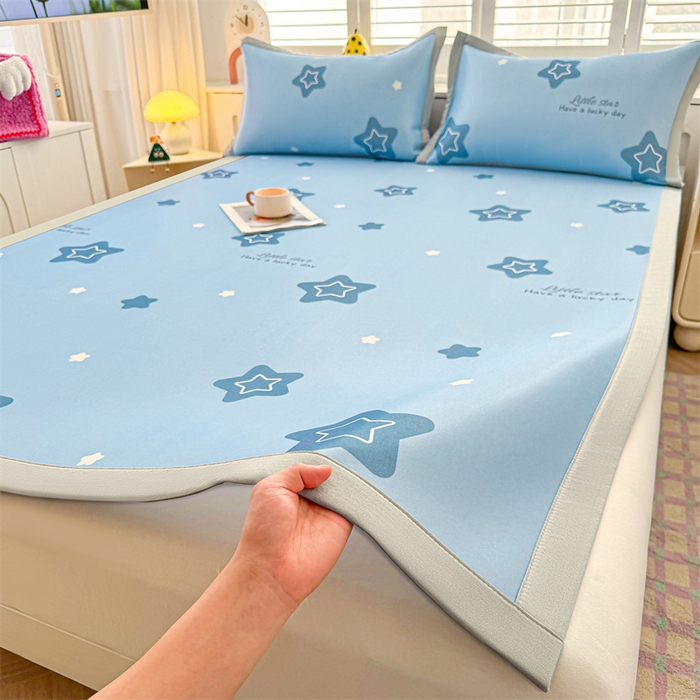 91家纺网 家纺一手货源 找家纺 雯豆2025春夏新款碳光冰丝席三件套A类凉感印花三明治凉席 碳光冰丝席-绑带款-浩瀚星辰