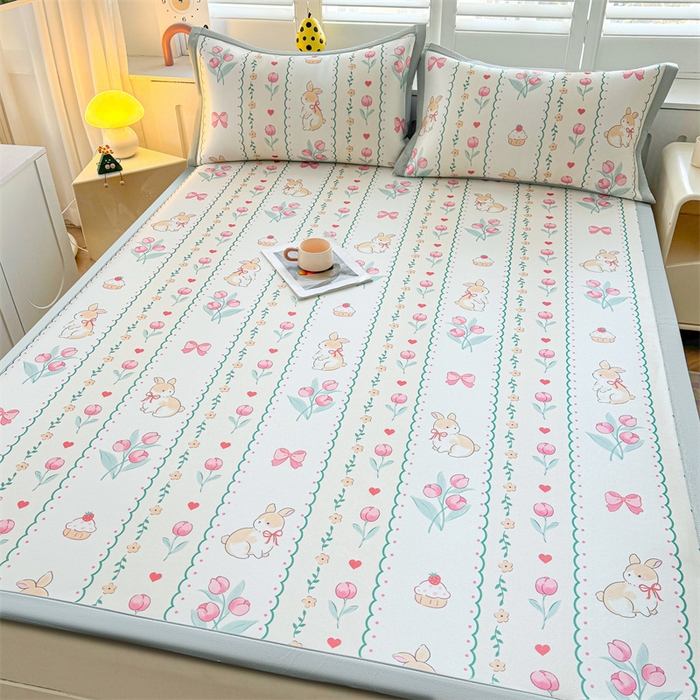 91家纺网 家纺一手货源 找家纺 雯豆2025春夏新款碳光冰丝席三件套A类凉感印花三明治凉席 碳光冰丝席-绑带款-浪漫花丛