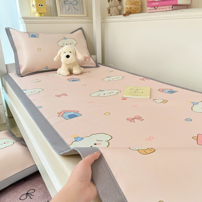 91家纺网 家纺一手货源 找家纺 川悦生活2025新款600D立体宽边印花冰丝席学生床 奶卷甜蜜日常