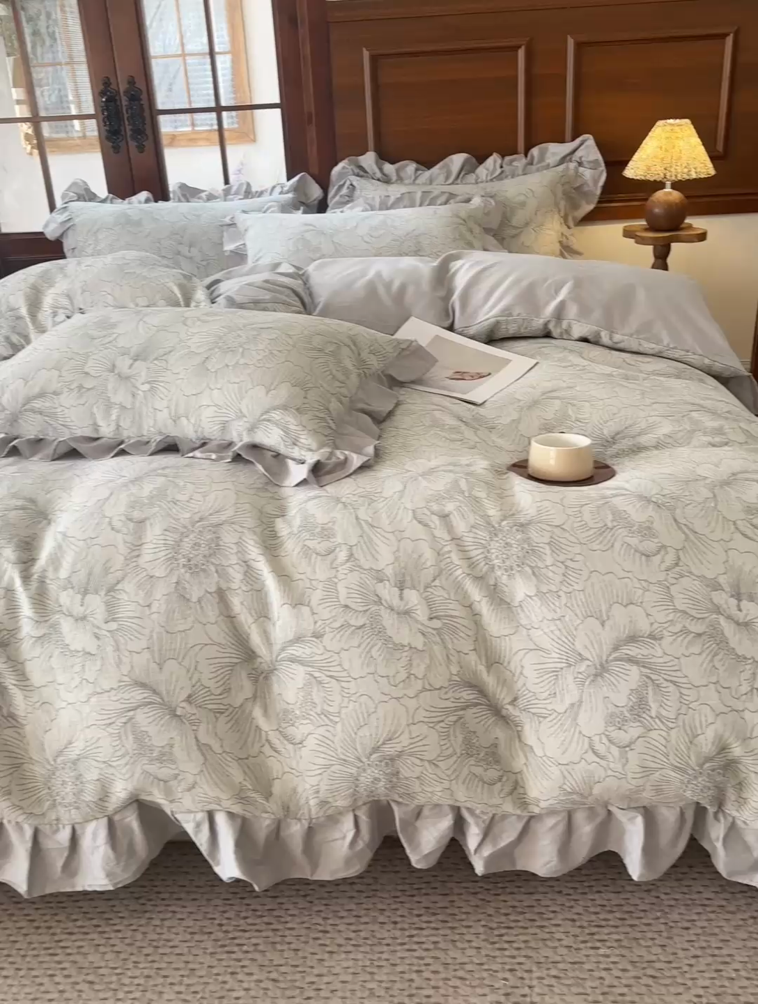 91家纺网 家纺一手货源 找家纺 锦格家纺 2025年春夏新款A类全棉纯棉色织三层纱提花四件套 漫香花羽-灰