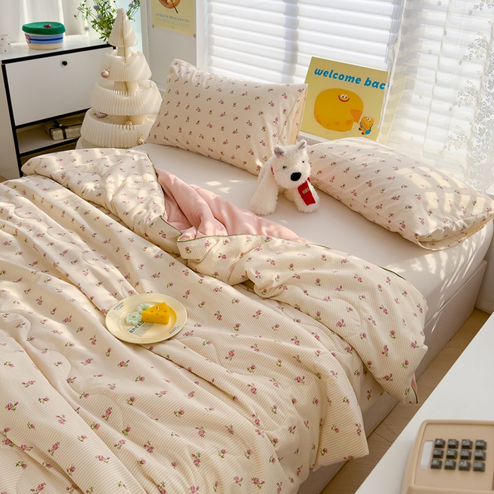 91家纺网 家纺一手货源 找家纺 弗苓家纺 2025新款A类皱皱纱印花夏被 花开宿语