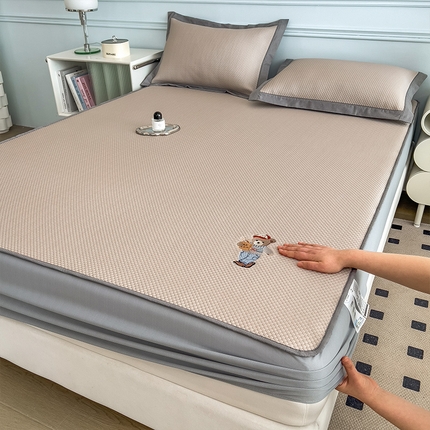 91家纺网 家纺一手货源 找家纺 卡初家居  2025新款A类豆豆凉感席席子凉席-多比来了 多比来了-丝雾棕(床笠）