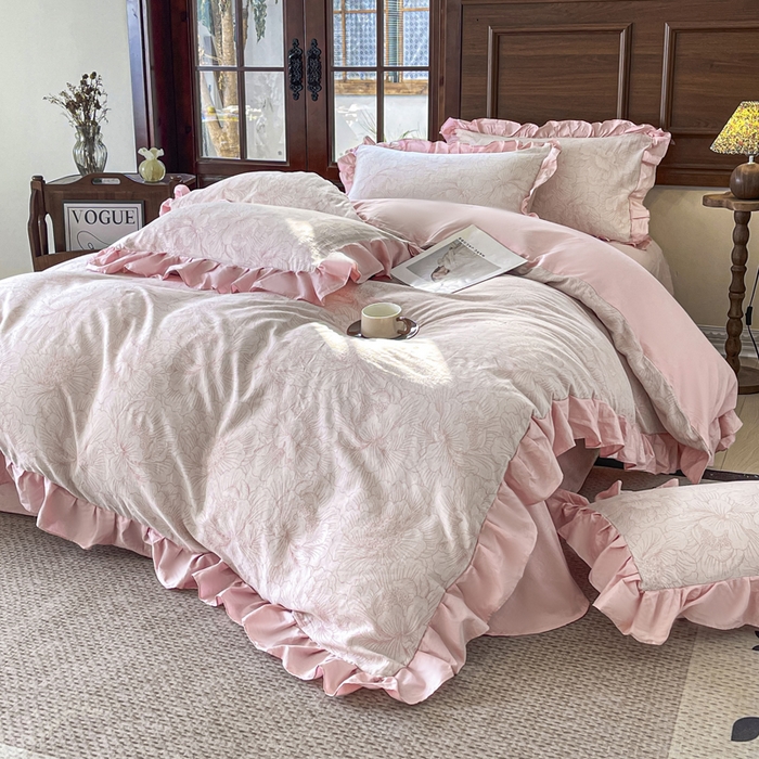 91家纺网 家纺一手货源 找家纺 锦格家纺 2025年春夏新款A类全棉纯棉色织三层纱提花四件套 漫香花羽-粉