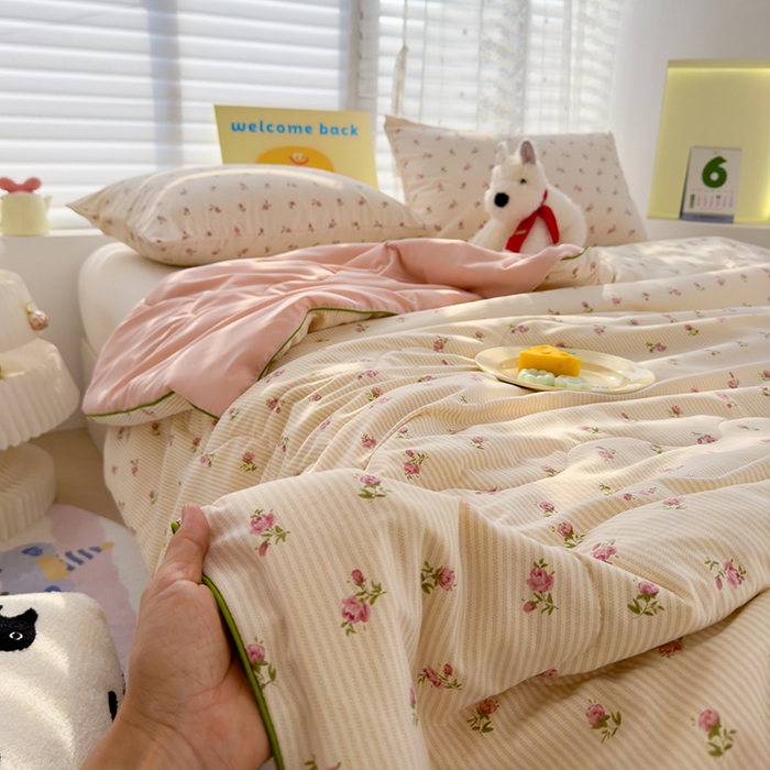 91家纺网 家纺一手货源 找家纺 弗苓家纺 2025新款A类皱皱纱印花夏被 花开宿语