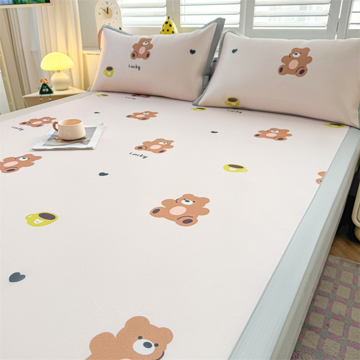 91家纺网 家纺一手货源 找家纺 雯豆2025春夏新款碳光冰丝席三件套A类凉感印花三明治凉席 碳光冰丝席-绑带款-咖啡小熊-1