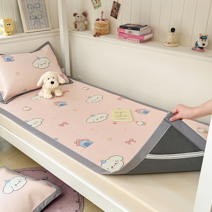 91家纺网 家纺一手货源 找家纺 川悦生活2025新款600D立体宽边印花冰丝席学生床 奶卷甜蜜日常