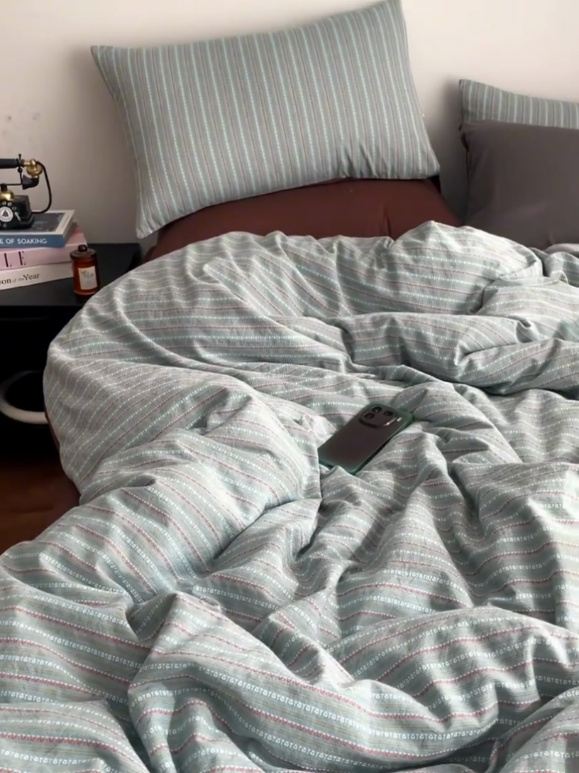 91家纺网 家纺一手货源 找家纺 羋多（原穆琪） 2025新款全棉色织提花人字斜四件套-美拉德系列 美拉德-烟雨青