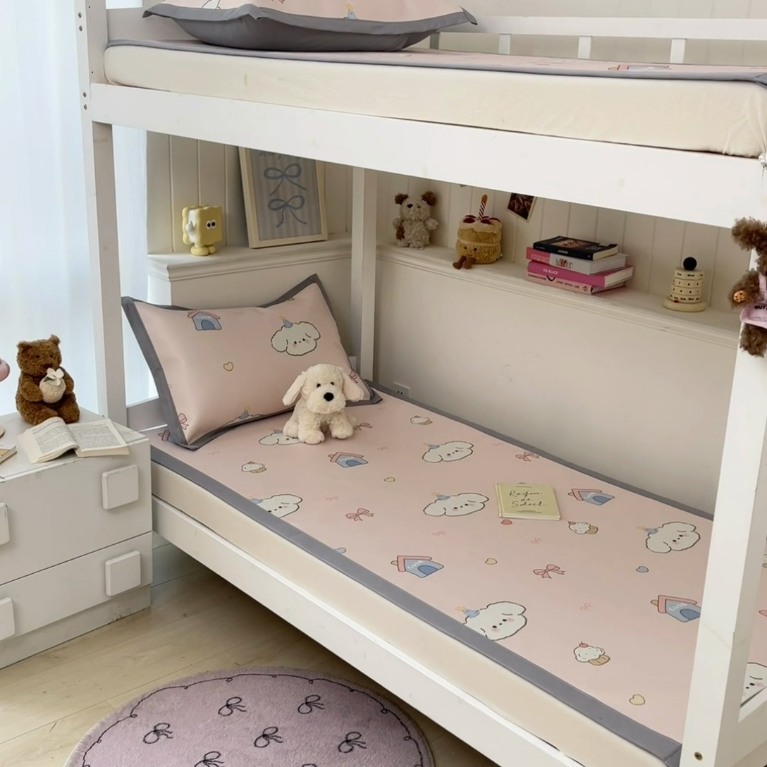 91家纺网 家纺一手货源 找家纺 川悦生活2025新款600D立体宽边印花冰丝席学生床 奶卷甜蜜日常