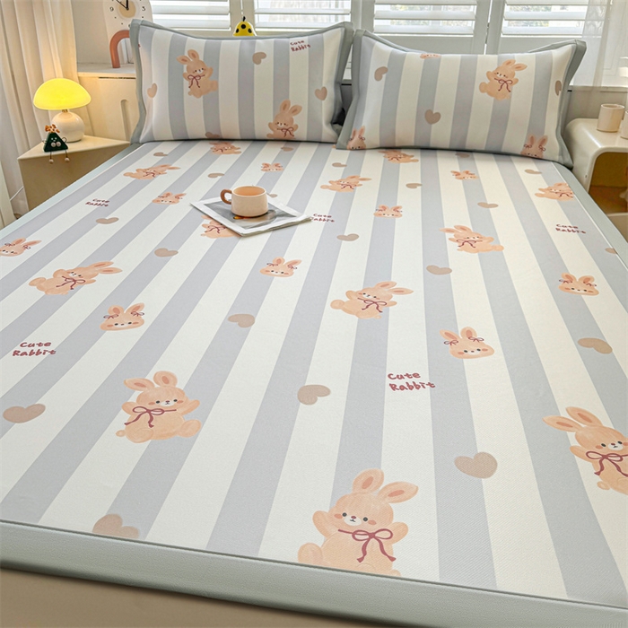 91家纺网 家纺一手货源 找家纺 雯豆2025春夏新款碳光冰丝席三件套A类凉感印花三明治凉席 碳光冰丝席-绑带款-条纹兔-1