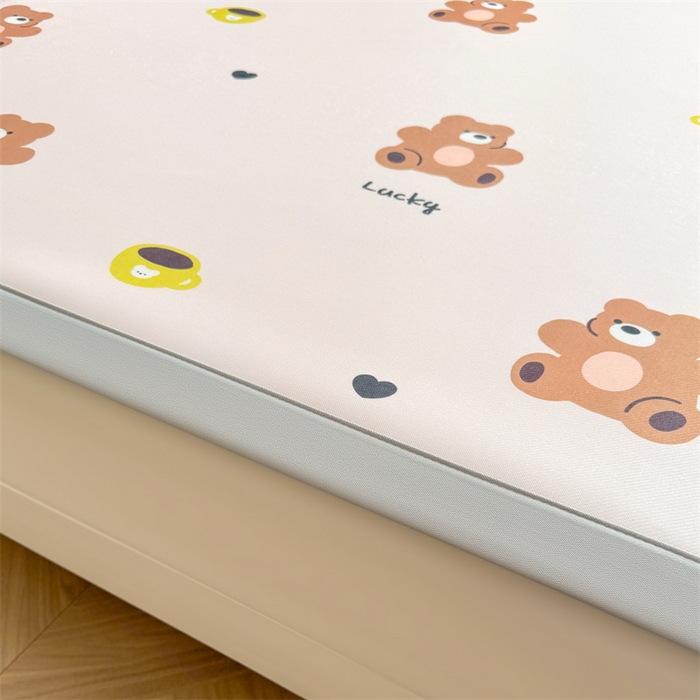 91家纺网 家纺一手货源 找家纺 雯豆2025春夏新款碳光冰丝席三件套A类凉感印花三明治凉席 碳光冰丝席-绑带款-咖啡小熊-1