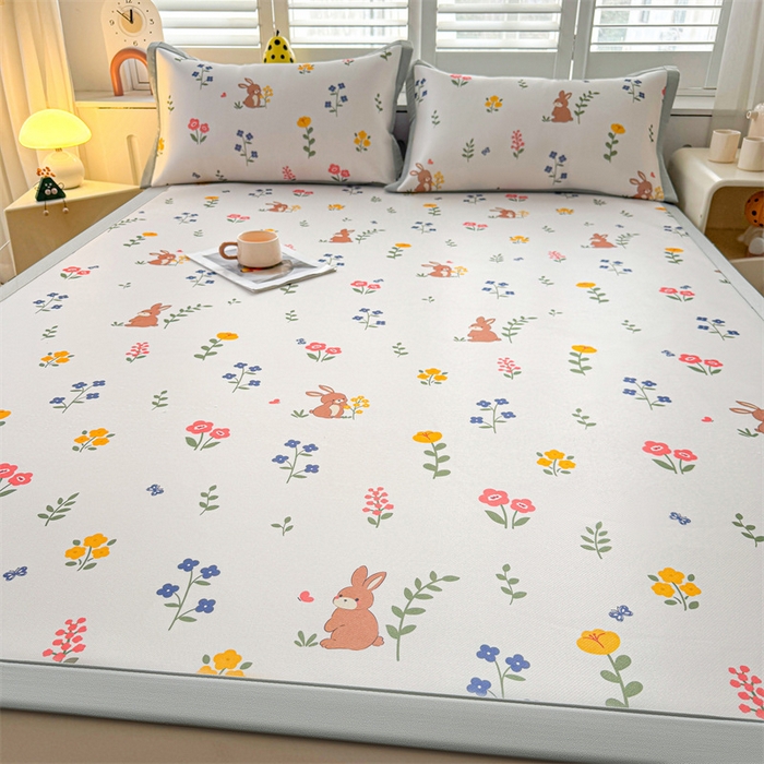 91家纺网 家纺一手货源 找家纺 雯豆2025春夏新款碳光冰丝席三件套A类凉感印花三明治凉席 碳光冰丝席-绑带款-花丛小兔