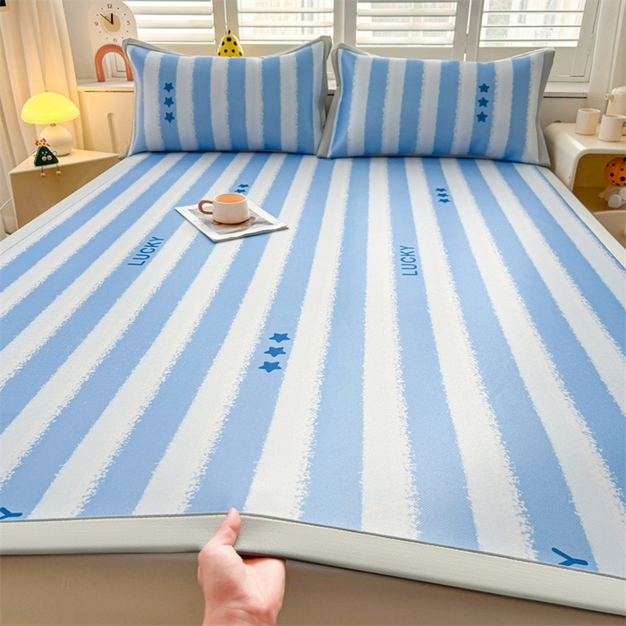 91家纺网 家纺一手货源 找家纺 雯豆2025春夏新款碳光冰丝席三件套A类凉感印花三明治凉席 碳光冰丝席-绑带款-蓝色条纹